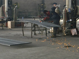 钢格板人工焊车间